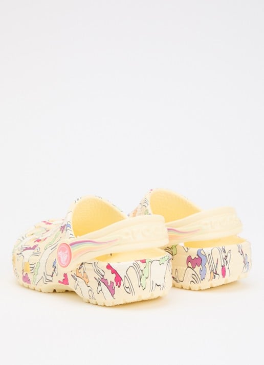Crocs Classic Graphic Clog instapper met print  - achterkant 3 lichtgeel