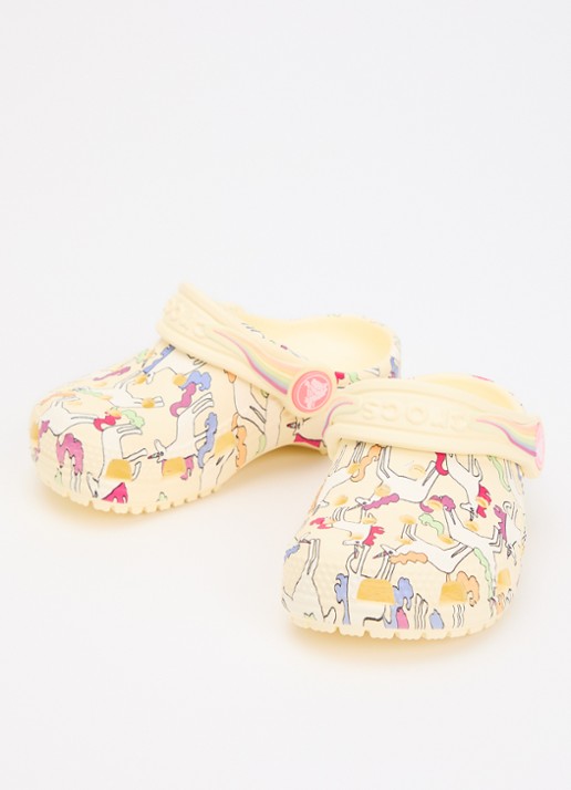 Crocs Classic Graphic Clog instapper met print  - voorkant 2 lichtgeel