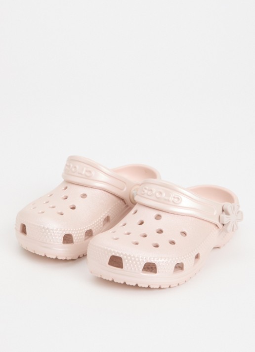 Crocs Classic Pearl Shine Clog instapper met logo - voorkant 2 lichtroze