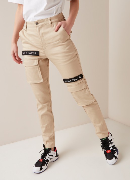 Daily Paper Daily Paper High waist tapered fit cargobroek met logotape - detail 4 beige