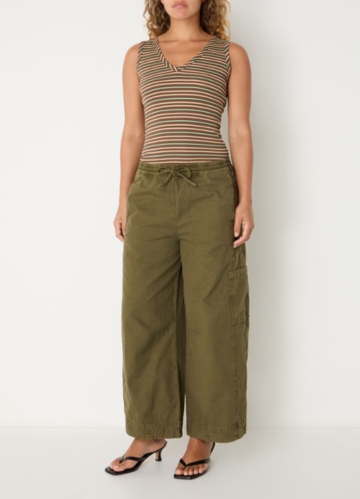 Damson Madder Felix high waist wide fit cargobroek met borduring - voorkant 2 olijfgroen
