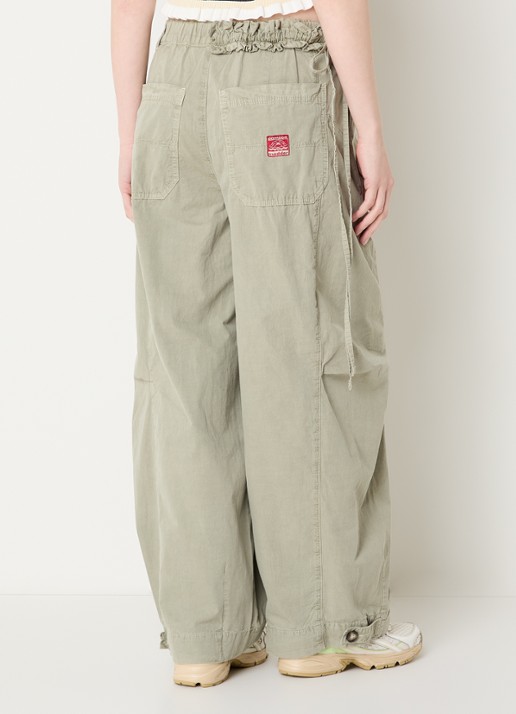 Damson Madder Liv mid waist straight fit broek met steekzakken - achterkant 3 groen