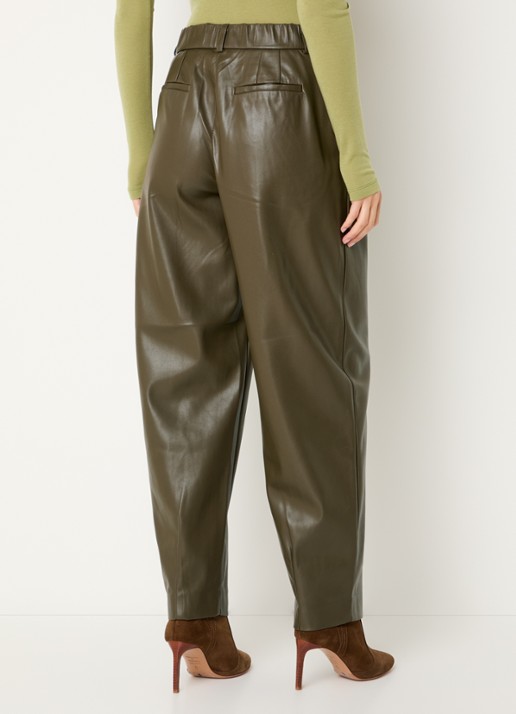 Dante 6 Mid waist balloon fit broek van imitatieleer  - achterkant groen