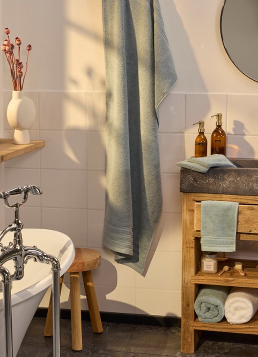 de Bijenkorf Home Evolution badhanddoek - 580 gr/m2 - 60 x 110 cm - voorkant 2 lichtblauw