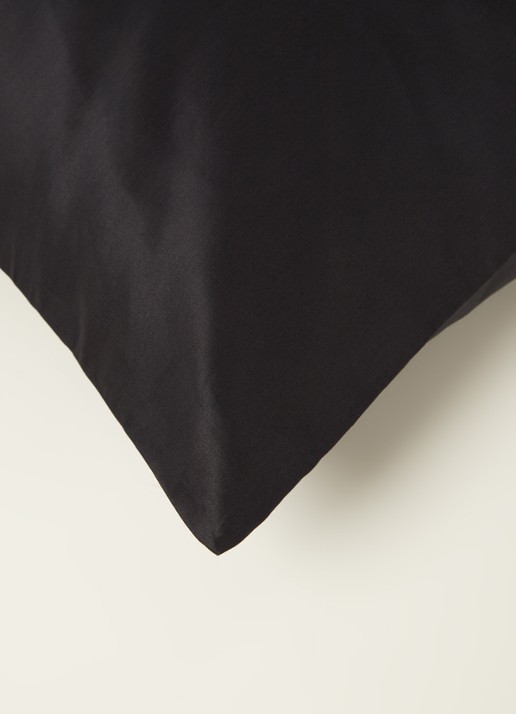 de Bijenkorf Home  kussensloop van  katoensatijn 300TC in 2-pack  - detail zwart