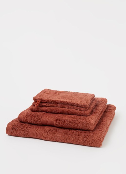 de Bijenkorf Home  Softness badhanddoek - 600 gr/m2 - 60 x 110 cm - detail kastanjebruin