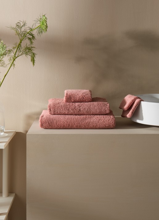 de Bijenkorf Home  Softness badlaken - 600 gr/m2 - 70 x 140 cm - voorkant 4 roze