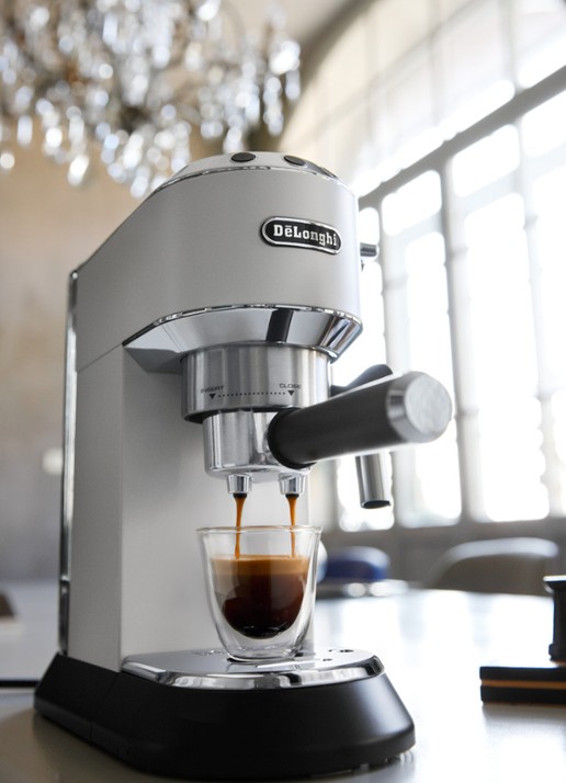DeLonghi Dedica espressomachine EC685.W - detail wit