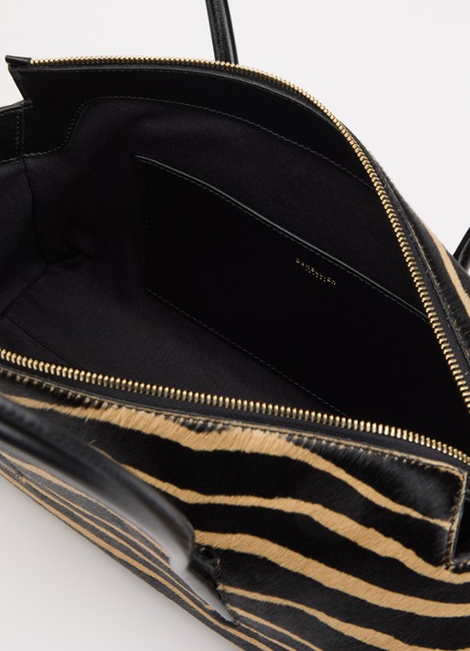 DeMellier The Stockholm schoudertas van kalfsleer met ponyhair - detail zwart