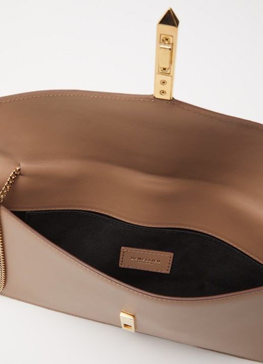 DeMellier The Tokyo clutch van leer - detail 2 zand