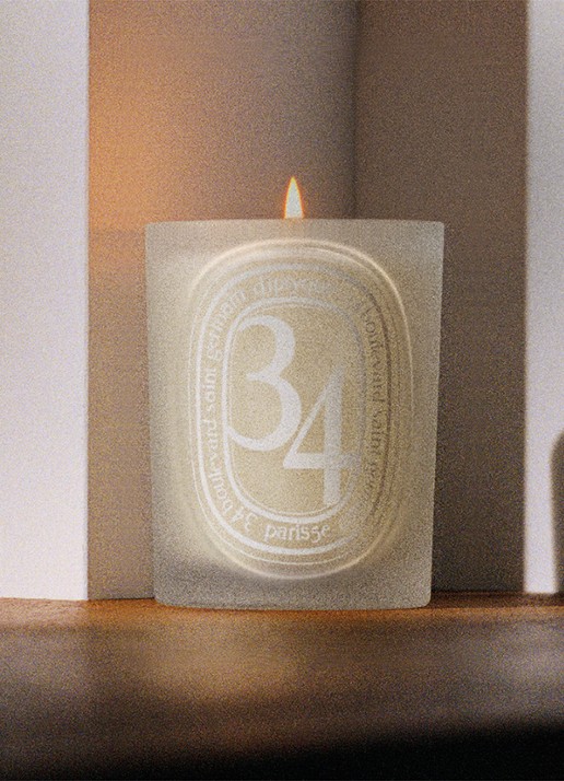 DIPTYQUE 34 Blvd Saint Germain geurkaars 300 gram - detail 2 beige