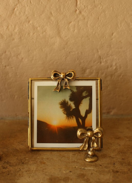 Doing Goods Bowie Bow polaroid fotolijst - detail 2 brons