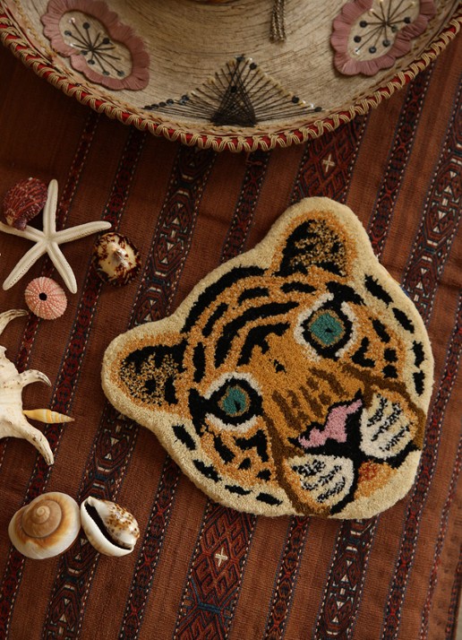 Doing Goods Cloudy Tiger Head voetenkleed 32 x 30 cm - detail oranje
