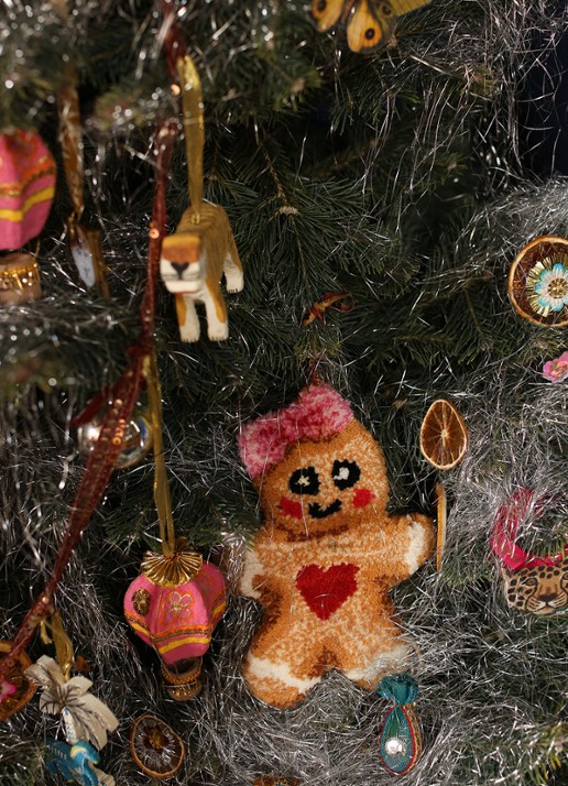 Doing Goods Ginger Bread hanger - detail bruin