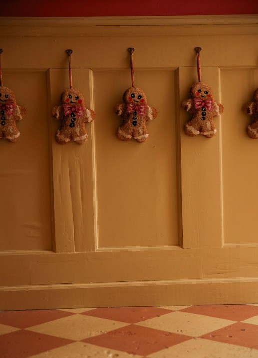 Doing Goods Ginger Bread hanger - detail 2 bruin