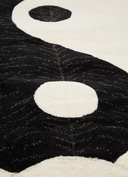 Doing Goods Mara Yin Yang IJsbeer groot vloerkleed - voorkant 2 zwart