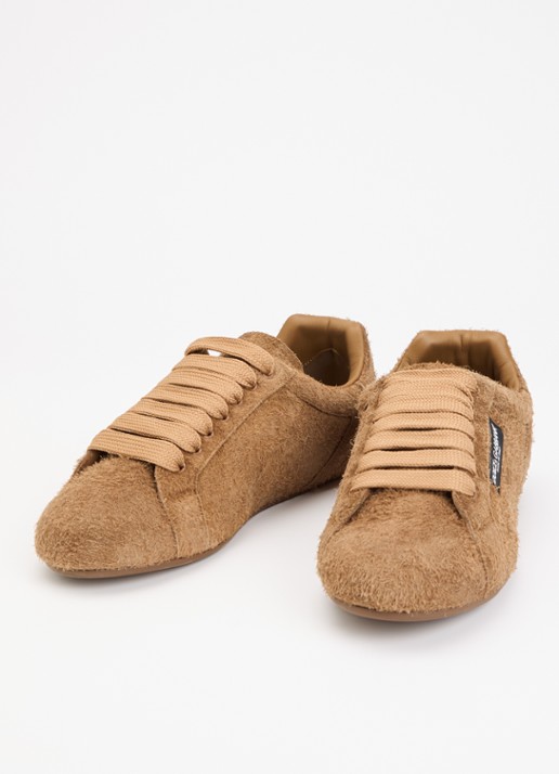 Dolce & Gabbana Portofino sneaker van kalfssuède met logo - detail camel
