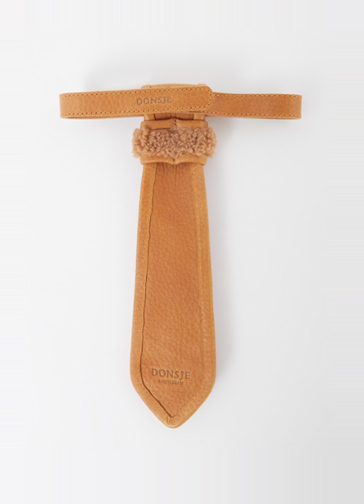 Donsje Amsterdam Nata Gingerbread stropdas van leer met teddy details - detail 2 roestbruin