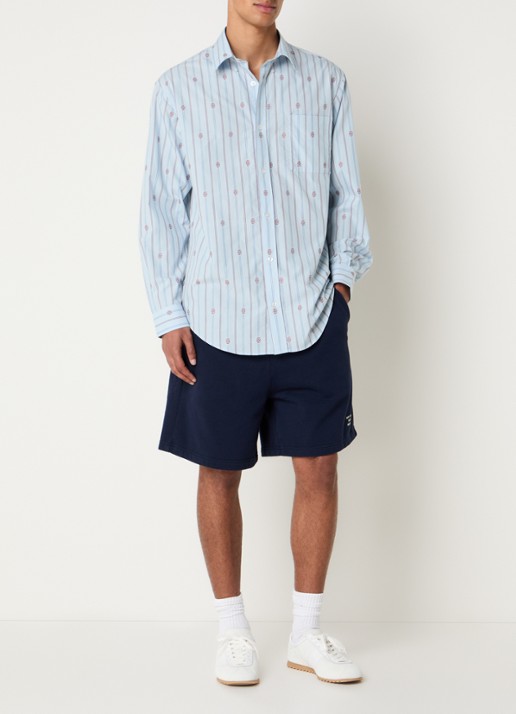 Drôle de Monsieur Monogram comfort fit overhemd met streep- en logoprint - voorkant 3 lichtblauw