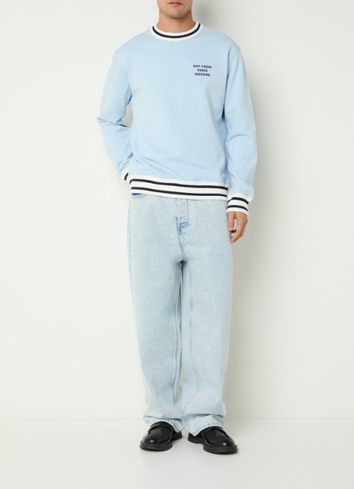 Drôle de Monsieur Slogan Sport sweater met logo - voorkant 3 lichtblauw