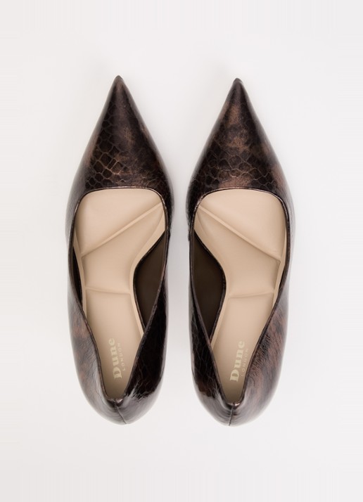Dune London Assured pump van leer met crocostructuur - detail 4 donkerbruin