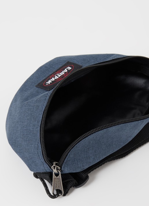 Eastpak Springer heuptas met logo - detail indigo
