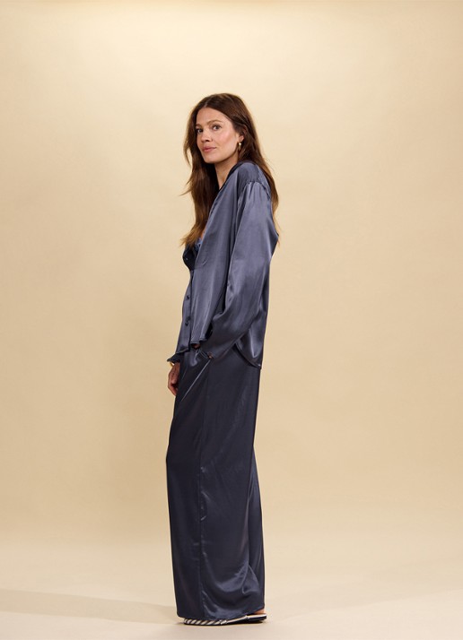 Essenza Elodie loungetop met glanzende finish - detail 2 donkerblauw