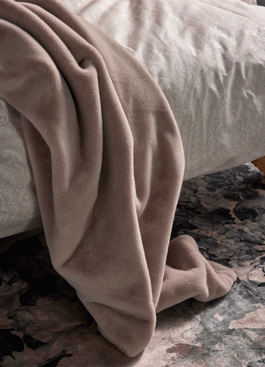 Essenza Furry plaid van imitatiebont 150 x 200 cm - voorkant 3 beige