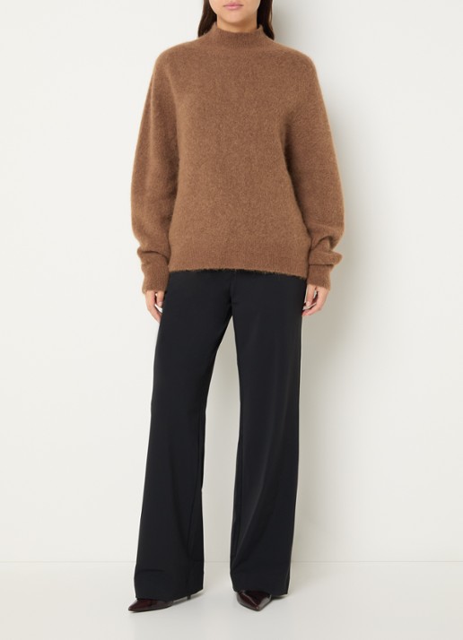 Expresso Fijngebreide trui in alpaca wolblend met opstaande kraag - voorkant 2 camel