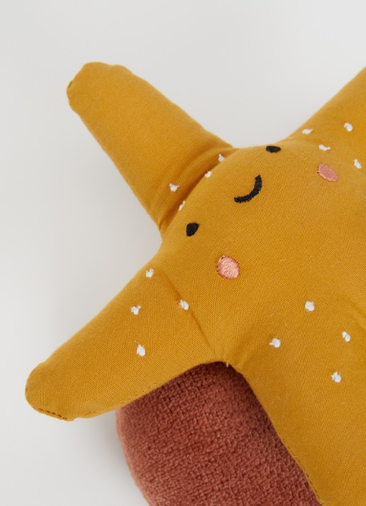 Fabelab Starfish knuffel rammelaar 18 cm - voorkant 2 mosterd