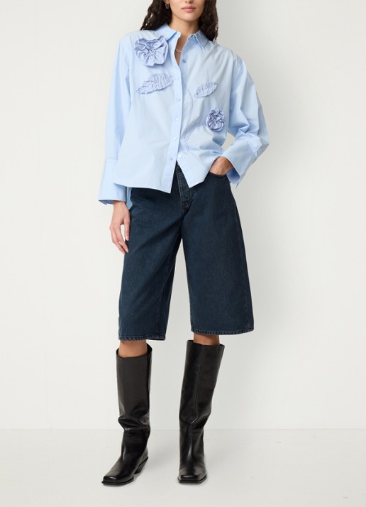 Fabienne Chapot Alex blouse met bloemenapplicaties - voorkant 2 lichtblauw
