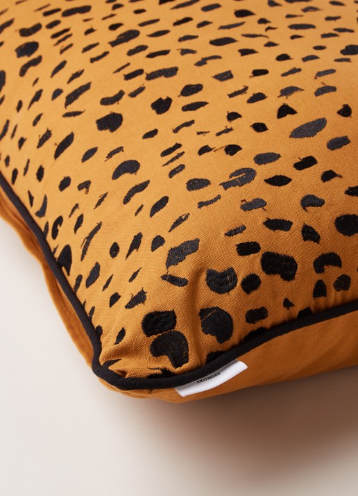Fabienne Chapot Cheetah Spots sierkussen 50 x 70 cm - detail 3 lichtbruin