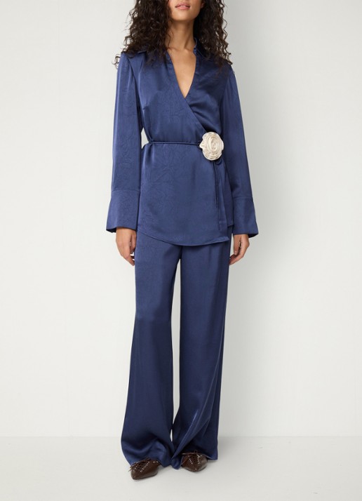 Fabienne Chapot Emma blouse van satijn met strikceintuur - voorkant 5 donkerblauw