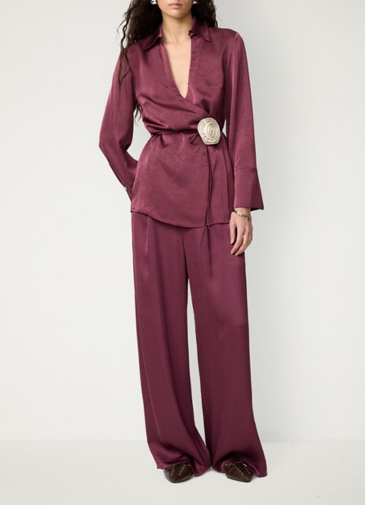Fabienne Chapot Emma blouse van satijn met strikceintuur - voorkant 2 bordeauxrood