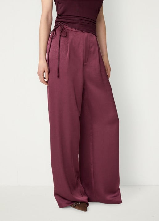 Fabienne Chapot Emma high waist wide leg pantalon van satijn met strikdetail - detail bordeauxrood