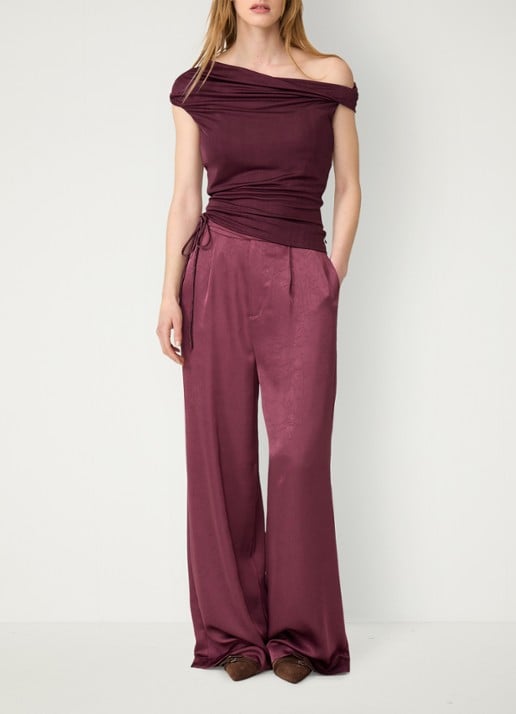 Fabienne Chapot Emma high waist wide leg pantalon van satijn met strikdetail - voorkant 4 bordeauxrood