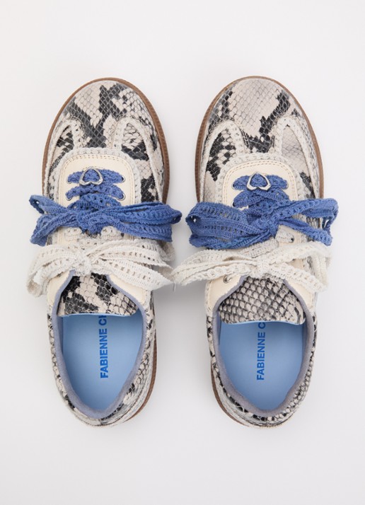 Fabienne Chapot Laila sneaker van leer met slangenprint - detail 4 lichtgrijs