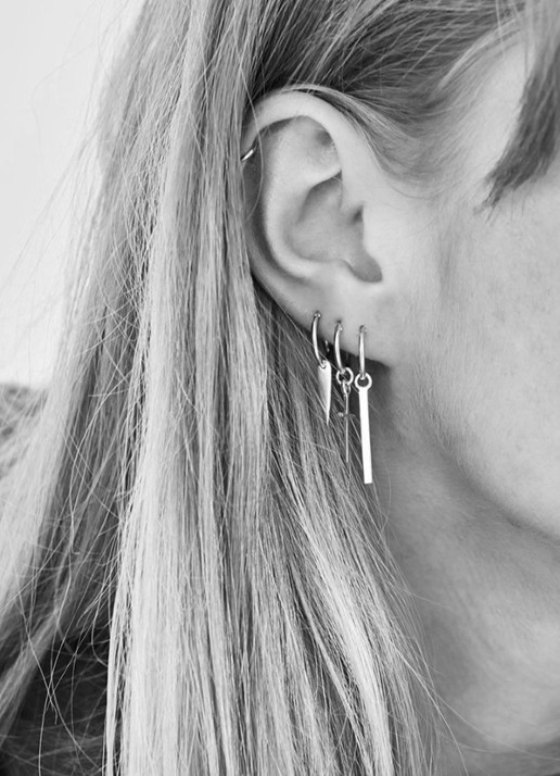 Fashionology Cross enkele oorhanger van zilver - detail undefined