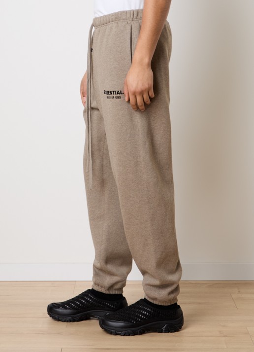 Fear of God Essentials AS25 loose fit joggingbroek met logo - detail 3 beige