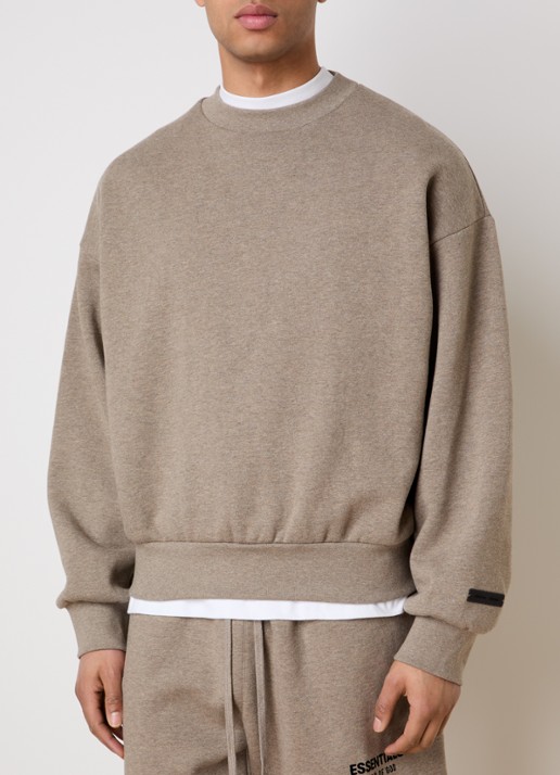 Fear of God Essentials AS25 sweater met flock logoprint - achterkant lichtbruin