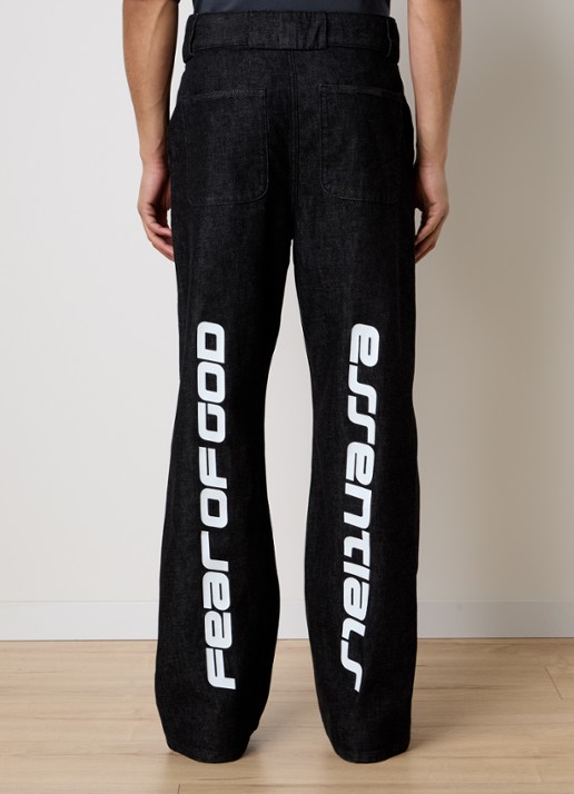 Fear of God Essentials Flared jeans met donkere wassing en backprint