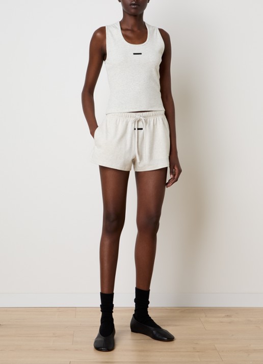 Fear of God Essentials High waist loose fit korte broek met logo - voorkant 2 lichtgrijs