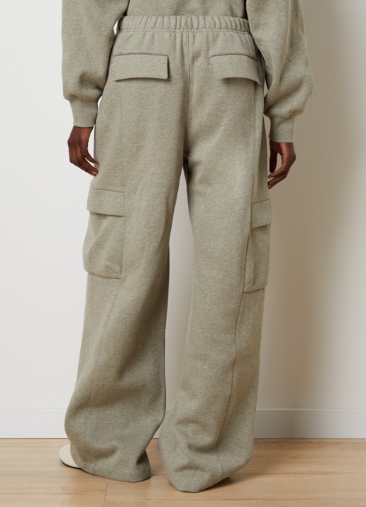 Fear of God Essentials High waist wide fit joggingsbroek met steekzakken - achterkant lichtgrijs