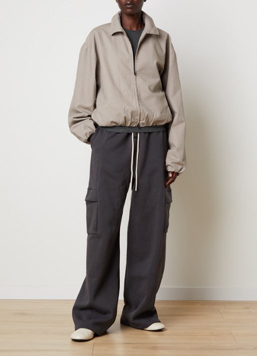Fear of God Essentials Jack met steekzakken - voorkant 2 donkerbruin