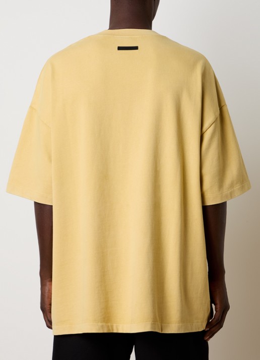 Fear of God Essentials Oversized T-shirt met logoprint - achterkant okergeel