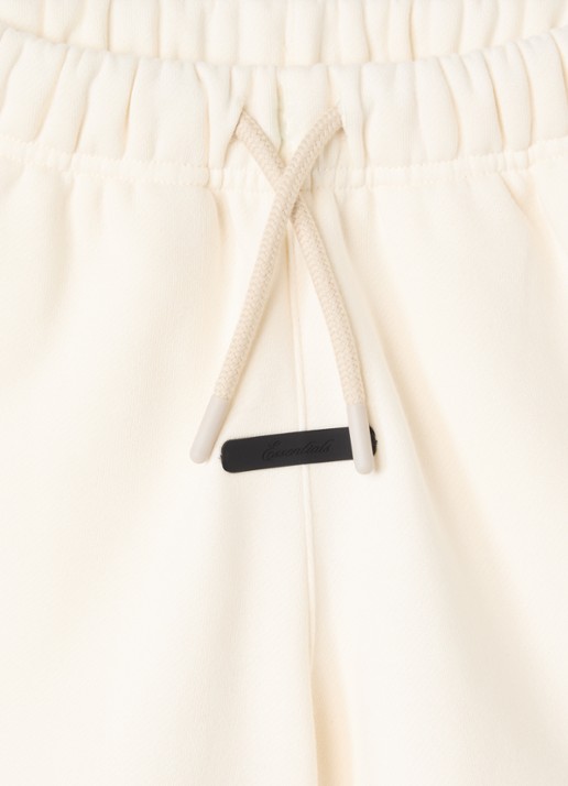 Fear of God Essentials Straight fit korte joggingbroek met logo - detail beige