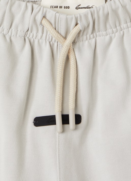 Fear of God Essentials Straight fit korte joggingbroek met logo - detail 5 lichtgrijs