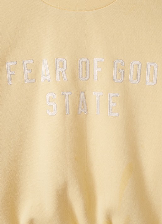 Fear of God Essentials Sweater met logoborduring - detail geel