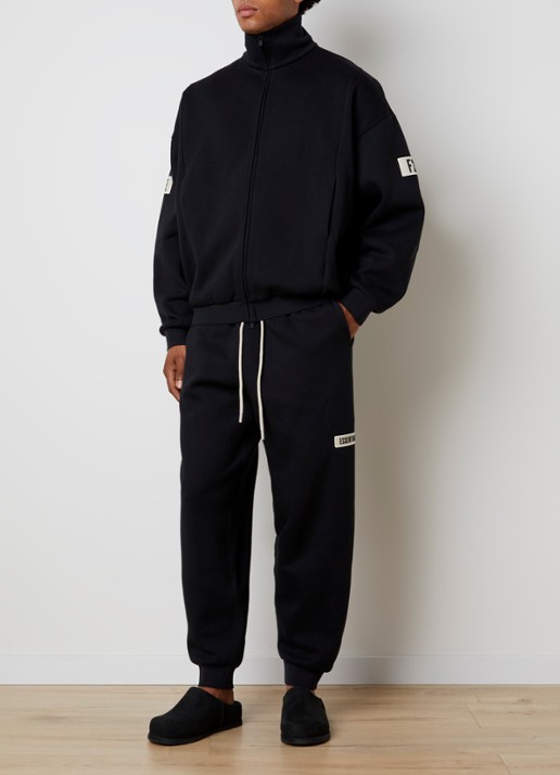 Fear of God Essentials Tapered fit joggingbroek met logo en steekzakken - voorkant 3 zwart