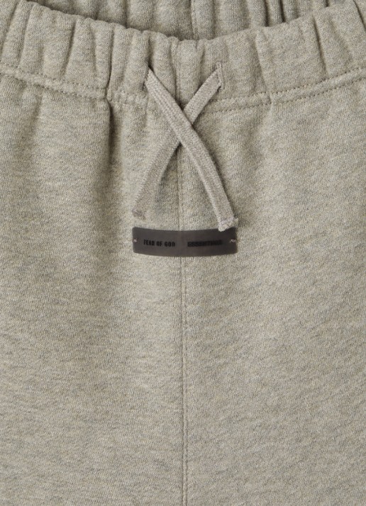 Fear of God Essentials Wide fit korte joggingbroek met logoprint - detail 3 grijsmele